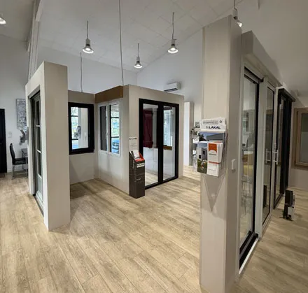 Showroom de Espace Ouverture vendeur et poseur de menuiseries sur Domloup, Châteaugiron, Rennes et le département d'Ille et Vilaine